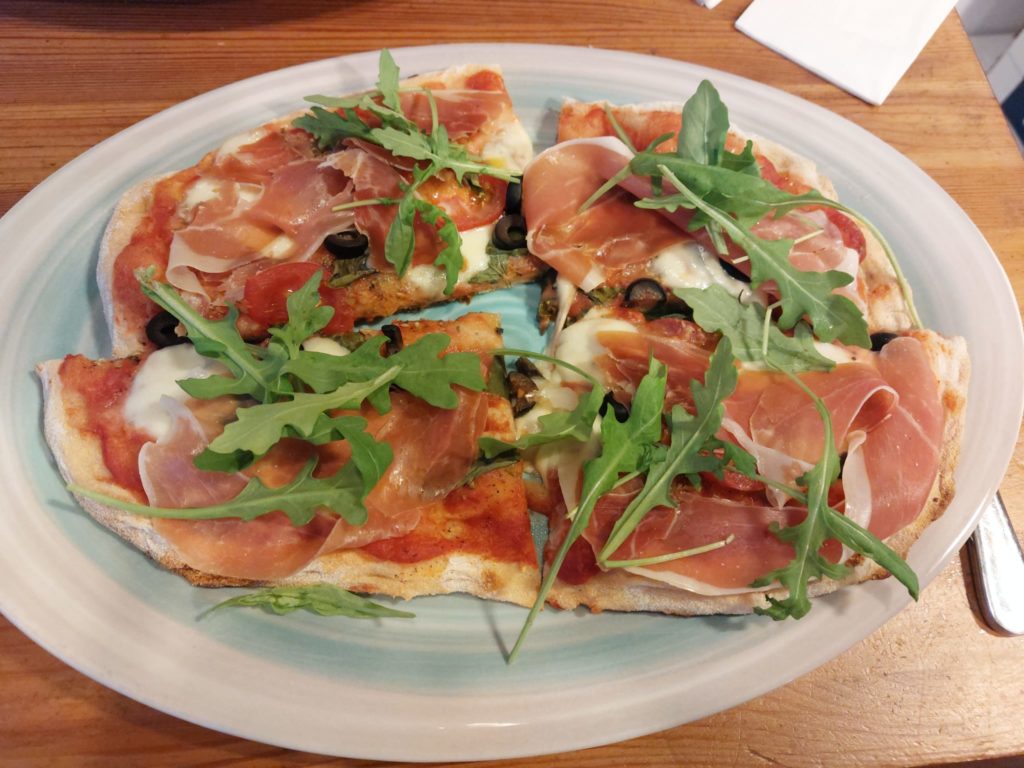 Pinsa Pizza mit Parma, Morzarella und Rucola und frischen Tomaten in drei Sorten